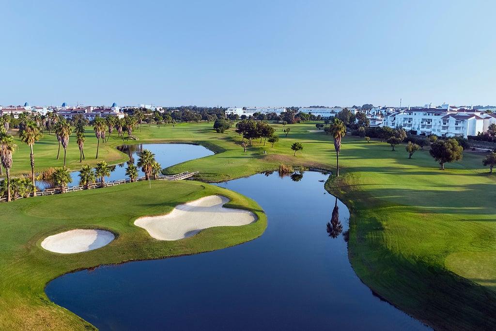 Fairway van Costa Ballena Ocean Golf Club met de Atlantische Oceaan op de achtergrond