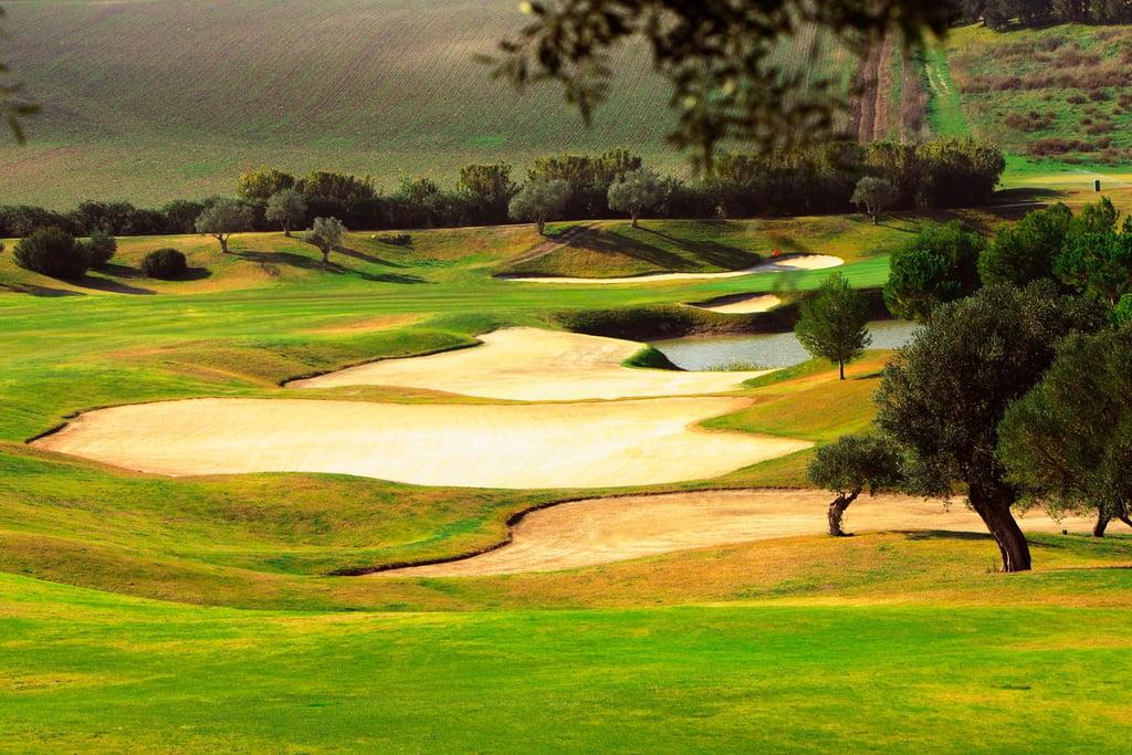 Fairway van Montecastillo Golf met heuvels en kasteel op de achtergrond